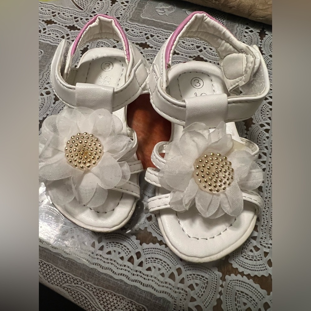 Sandals size 3 New!!